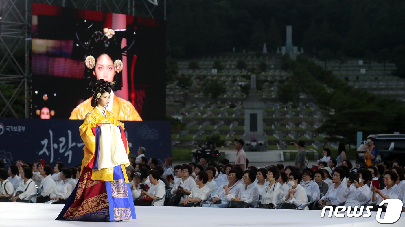 본문 이미지 - 30일 오후 서울 동작구 국립서울현충원 겨레얼마당에서 열린 '제복-한복 패션쇼 자락을 펴다'에서 모델들이 한복을 입고 런웨이를 걷고 있다. 2023.6.30/뉴스1 ⓒ News1 이승배 기자