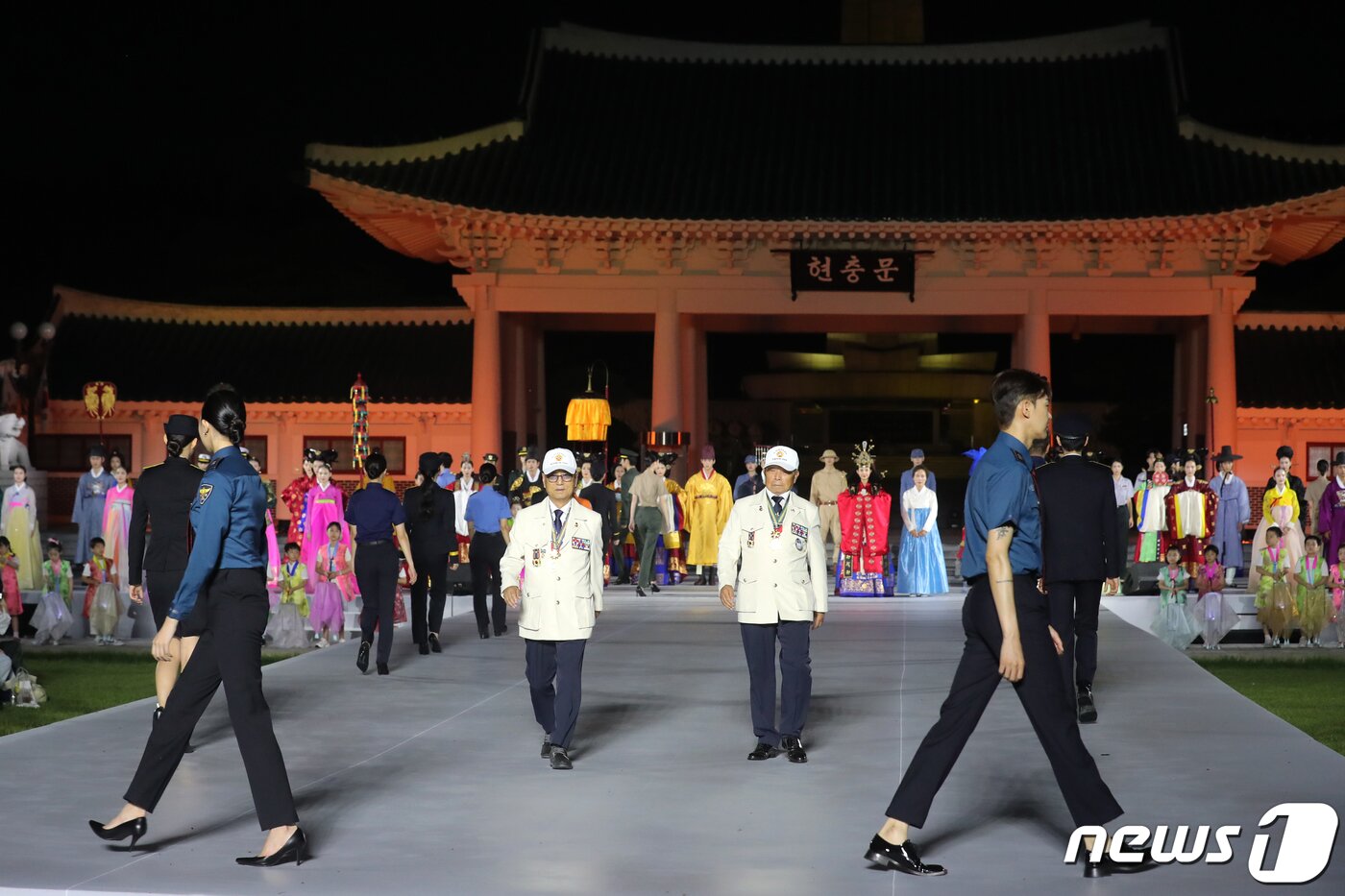 본문 이미지 - 30일 오후 서울 동작구 국립서울현충원 겨레얼마당에서 열린 '제복-한복 패션쇼 자락을 펴다'에서 6.25 참전 유공자들이 제복을 입고 런웨이를 걷고 있다. 2023.6.30/뉴스1 ⓒ News1 이승배 기자