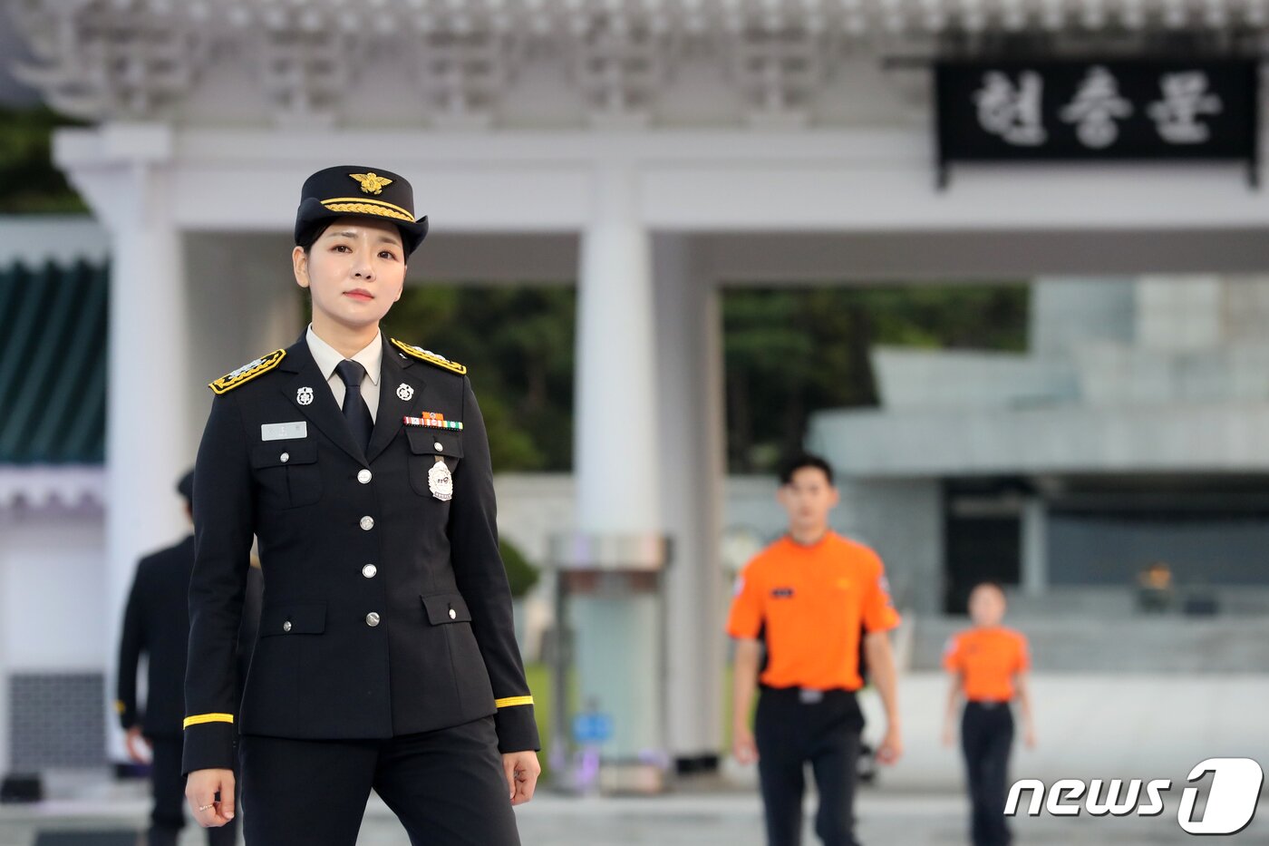 본문 이미지 - 30일 오후 서울 동작구 국립서울현충원 겨레얼마당에서 열린 '제복-한복 패션쇼 자락을 펴다'에서 모델들이 제복을 입고 런웨이를 걷고 있다. 2023.6.30/뉴스1 ⓒ News1 이승배 기자