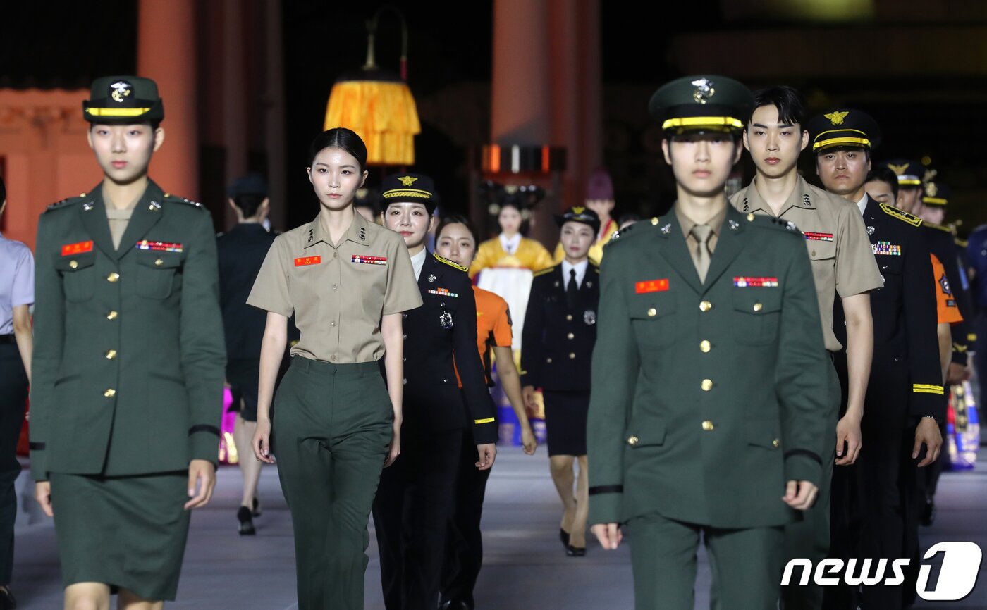 본문 이미지 - 30일 오후 서울 동작구 국립서울현충원 겨레얼마당에서 열린 '제복-한복 패션쇼 자락을 펴다'에서 모델들이 제복을 입고 런웨이를 걷고 있다. 2023.6.30/뉴스1 ⓒ News1 이승배 기자