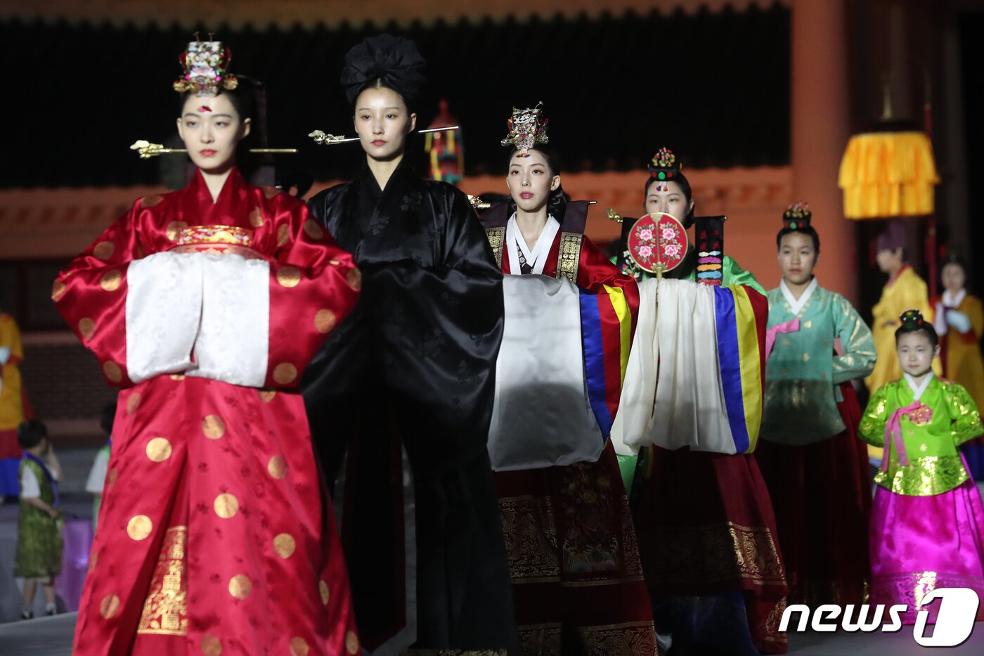 본문 이미지 - 30일 오후 서울 동작구 국립서울현충원 겨레얼마당에서 열린 '제복-한복 패션쇼 자락을 펴다'에서 모델들이 한복을 입고 런웨이를 걷고 있다. 2023.6.30/뉴스1 ⓒ News1 이승배 기자