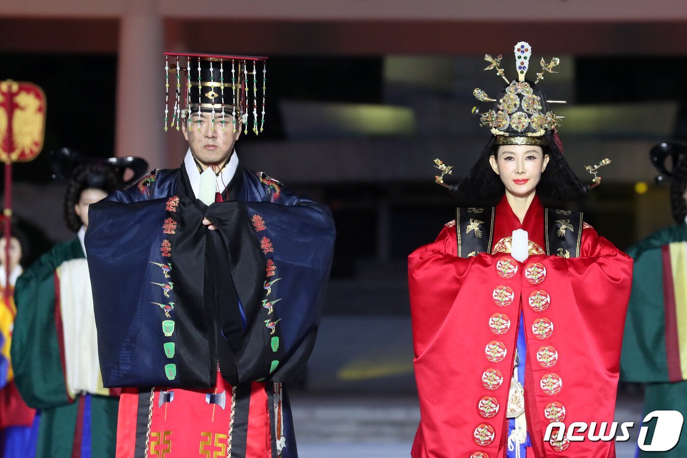 본문 이미지 - 30일 오후 서울 동작구 국립서울현충원 겨레얼마당에서 열린 '제복-한복 패션쇼 자락을 펴다'에서 배우 송일국과 채시라가 한복을 선보이고 있다. 2023.6.30/뉴스1 ⓒ News1 이승배 기자