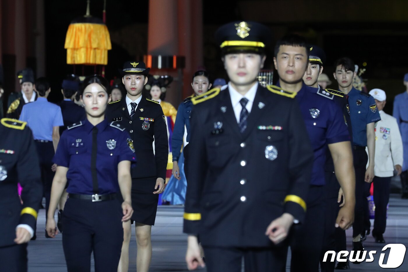 본문 이미지 - 30일 오후 서울 동작구 국립서울현충원 겨레얼마당에서 열린 '제복-한복 패션쇼 자락을 펴다'에서 모델들이 제복을 입고 런웨이를 걷고 있다. 2023.6.30/뉴스1 ⓒ News1 이승배 기자