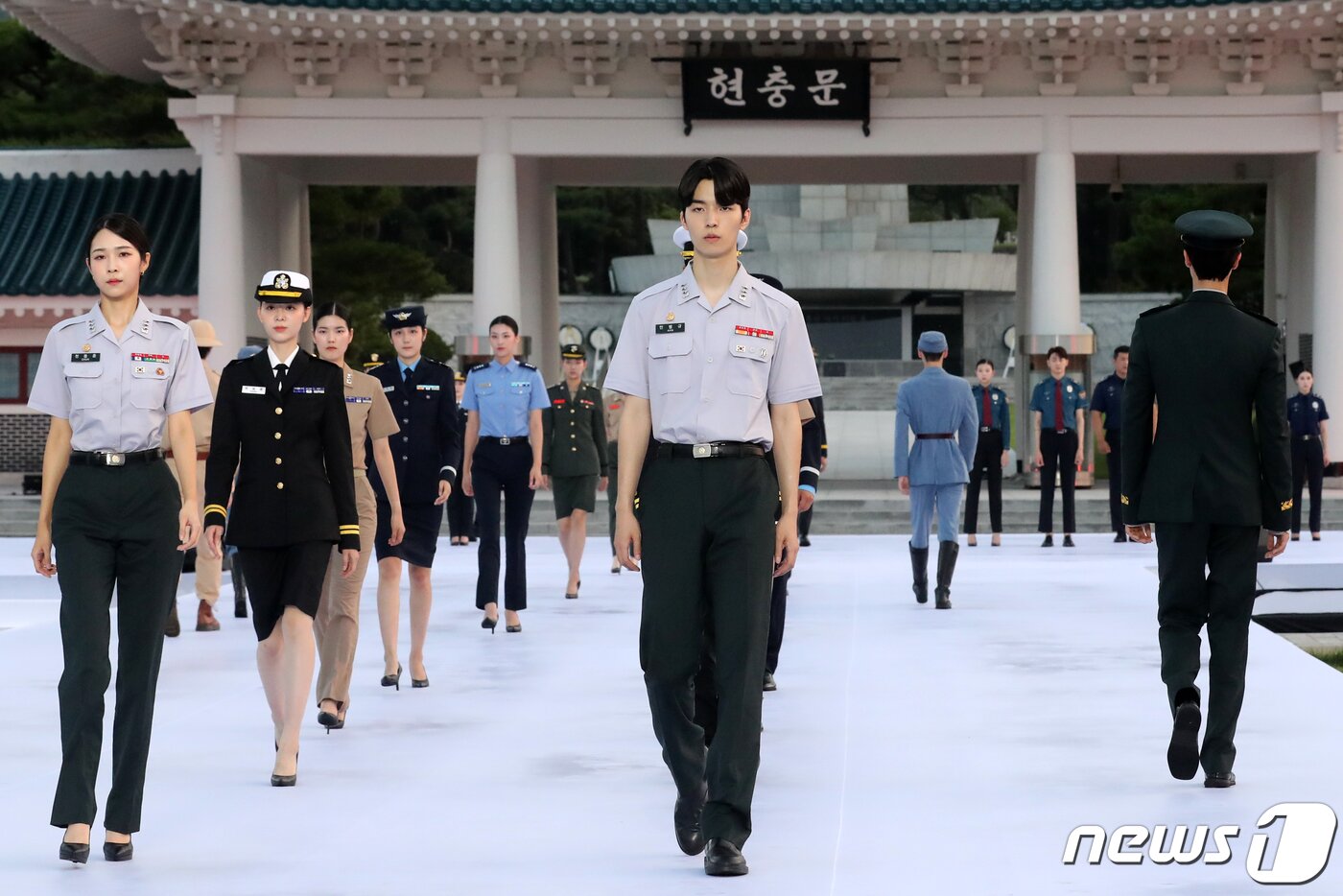 본문 이미지 - 30일 오후 서울 동작구 국립서울현충원 겨레얼마당에서 열린 '제복-한복 패션쇼 자락을 펴다'에서 모델들이 제복을 입고 런웨이를 걷고 있다. 2023.6.30/뉴스1 ⓒ News1 이승배 기자