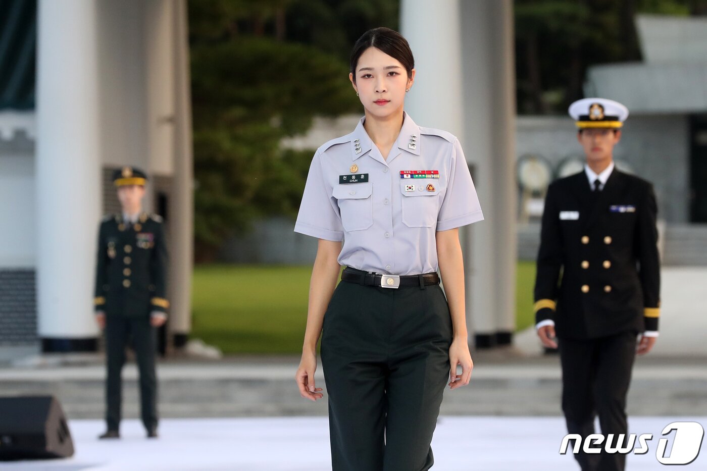 본문 이미지 - 30일 오후 서울 동작구 국립서울현충원 겨레얼마당에서 열린 '제복-한복 패션쇼 자락을 펴다'에서 모델들이 제복을 입고 런웨이를 걷고 있다. 2023.6.30/뉴스1 ⓒ News1 이승배 기자