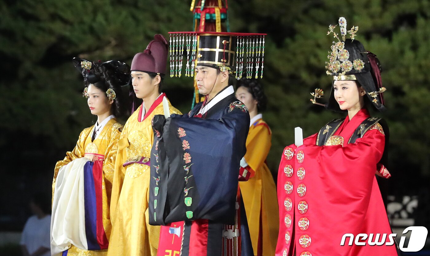 본문 이미지 - 30일 오후 서울 동작구 국립서울현충원 겨레얼마당에서 열린 '제복-한복 패션쇼 자락을 펴다'에서 배우 송일국과 채시라가 한복을 선보이고 있다. 2023.6.30/뉴스1 ⓒ News1 이승배 기자