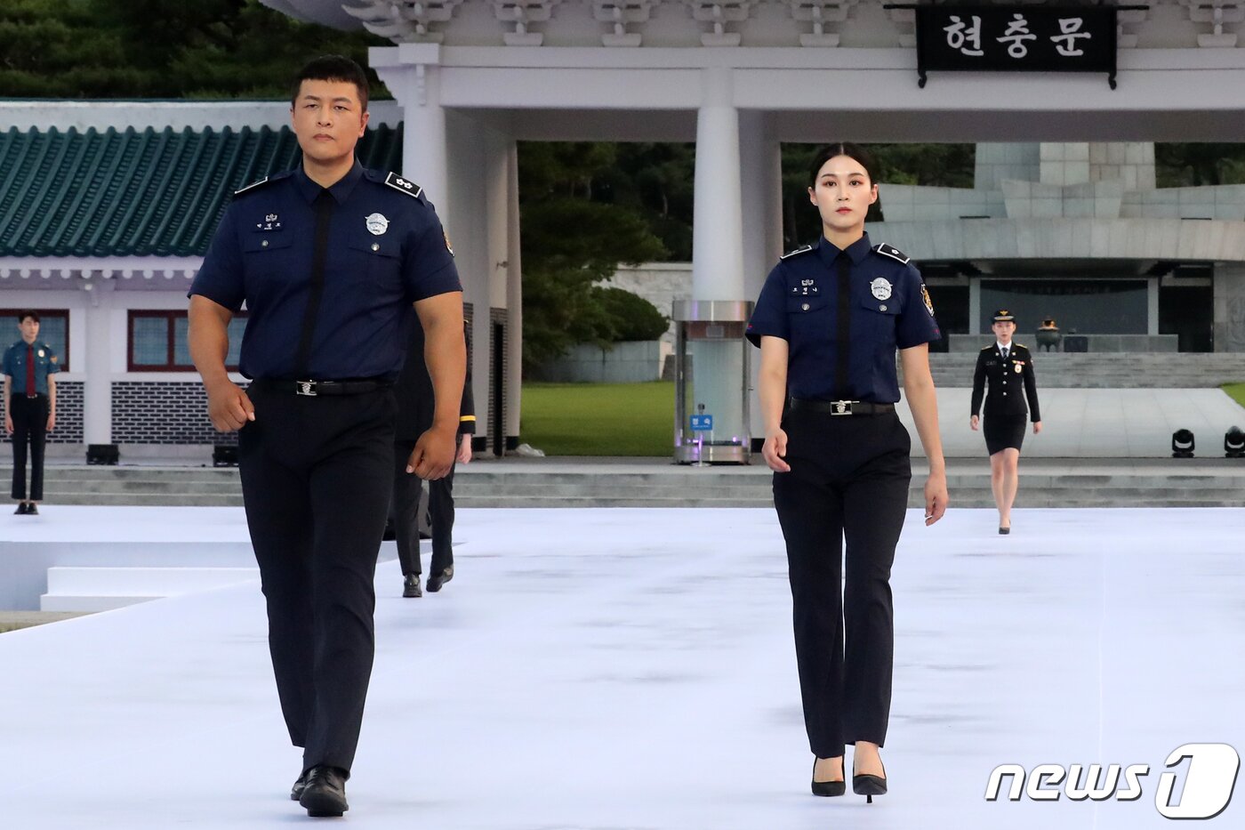 본문 이미지 - 30일 오후 서울 동작구 국립서울현충원 겨레얼마당에서 열린 '제복-한복 패션쇼 자락을 펴다'에서 모델들이 제복을 입고 런웨이를 걷고 있다. 2023.6.30/뉴스1 ⓒ News1 이승배 기자
