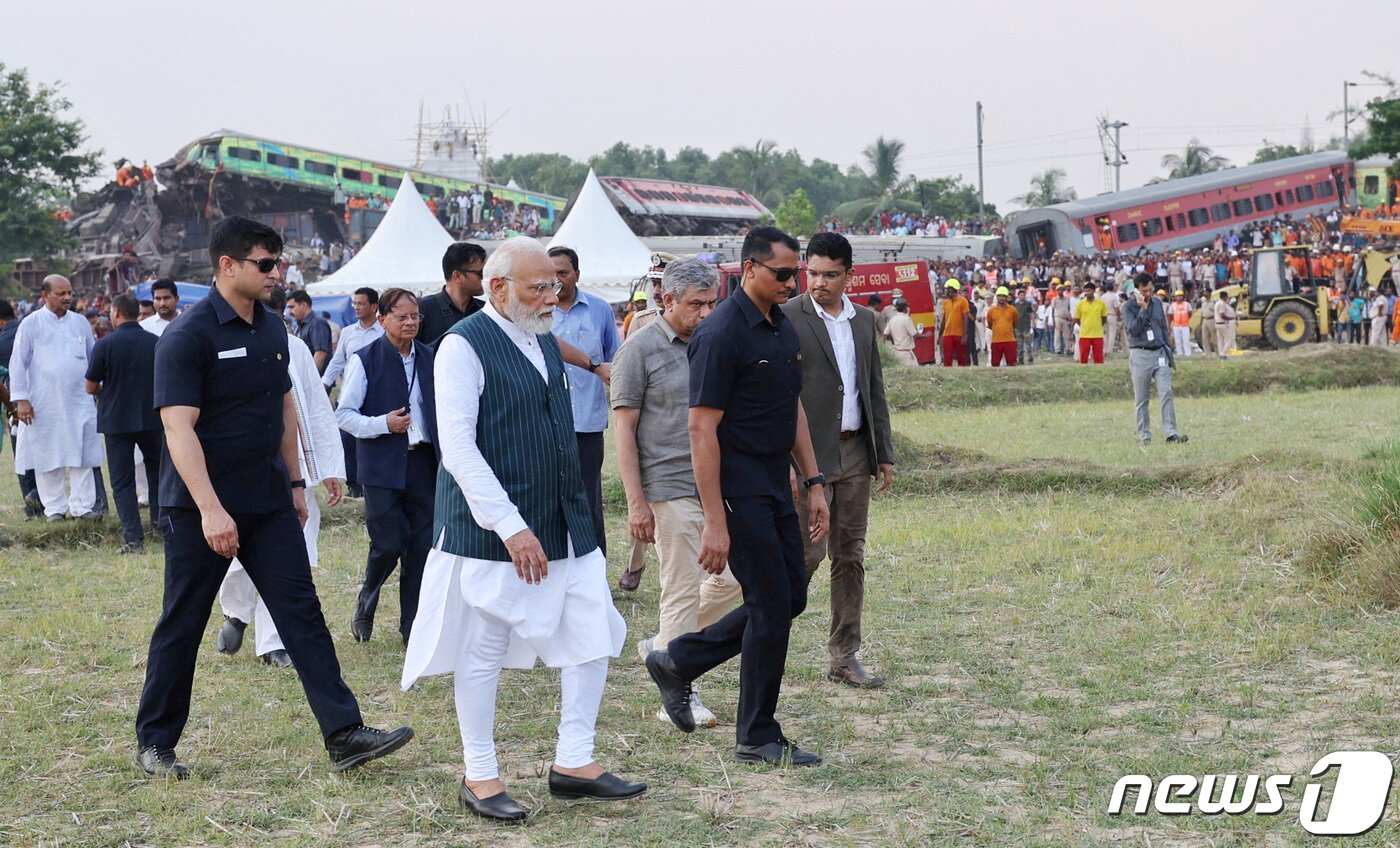 본문 이미지 - 나렌드라 모디 인도 총리가 3일 열사사고 현장을 직접 방문하고 있다. 2023.06.03 ⓒ 로이터=뉴스1 ⓒ News1 박형기 기자