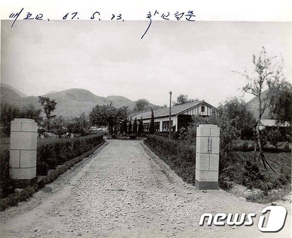 본문 이미지 - 1967년 5월 촬영된 매포초 예전의 정문 모습 