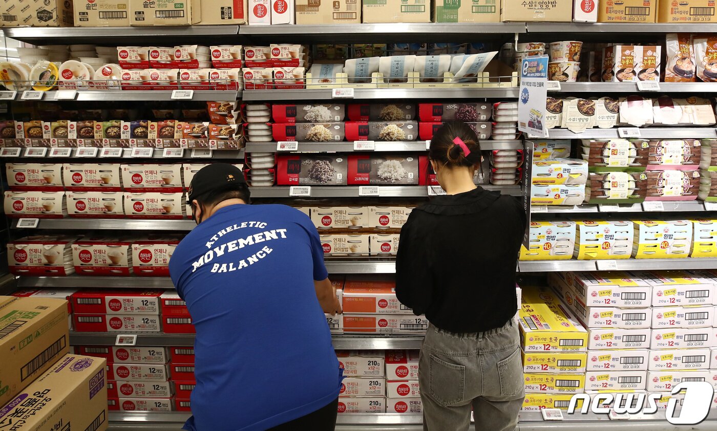 본문 이미지 - 서울 시내 대형마트 즉석밥 코너 모습. 2023.6.4/뉴스1 ⓒ News1 김민지 기자
