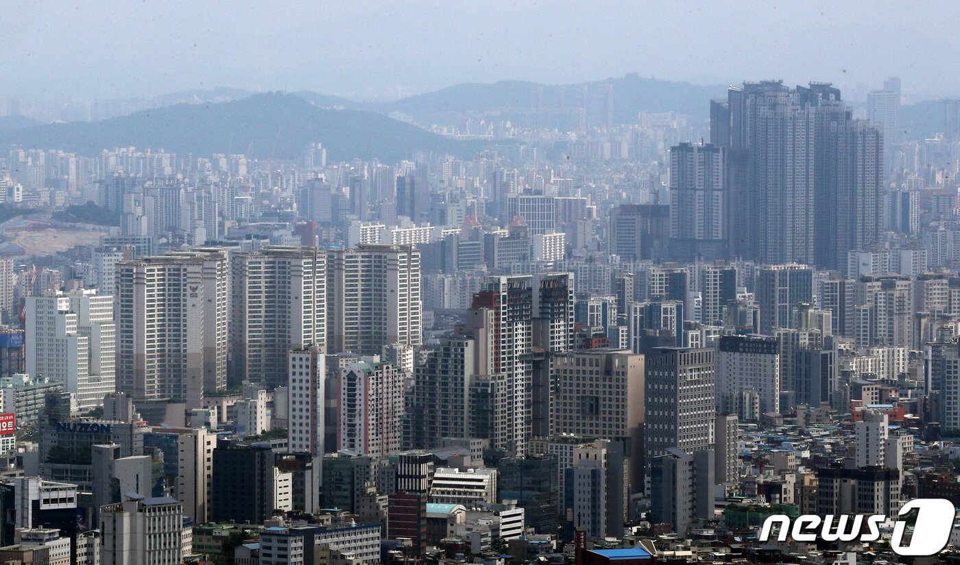 본문 이미지 - 4일 서울 중구 남산 전망대에서 바라 본 도심 속 아파트 단지 모습. 2023.6.4/뉴스1 ⓒ News1 김성진 기자