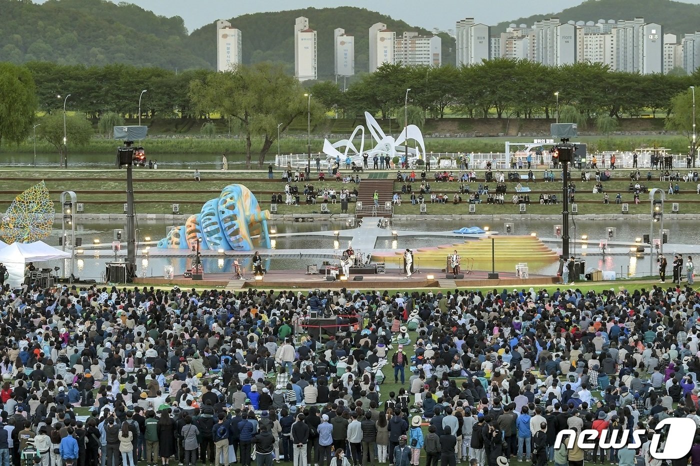 본문 이미지 - 지난 4월 순천만정원박람회 오천그린광장에서 공연하는 윤도현밴드를 보기 위해 인파가 북적이고 있다. 뉴스1 DB