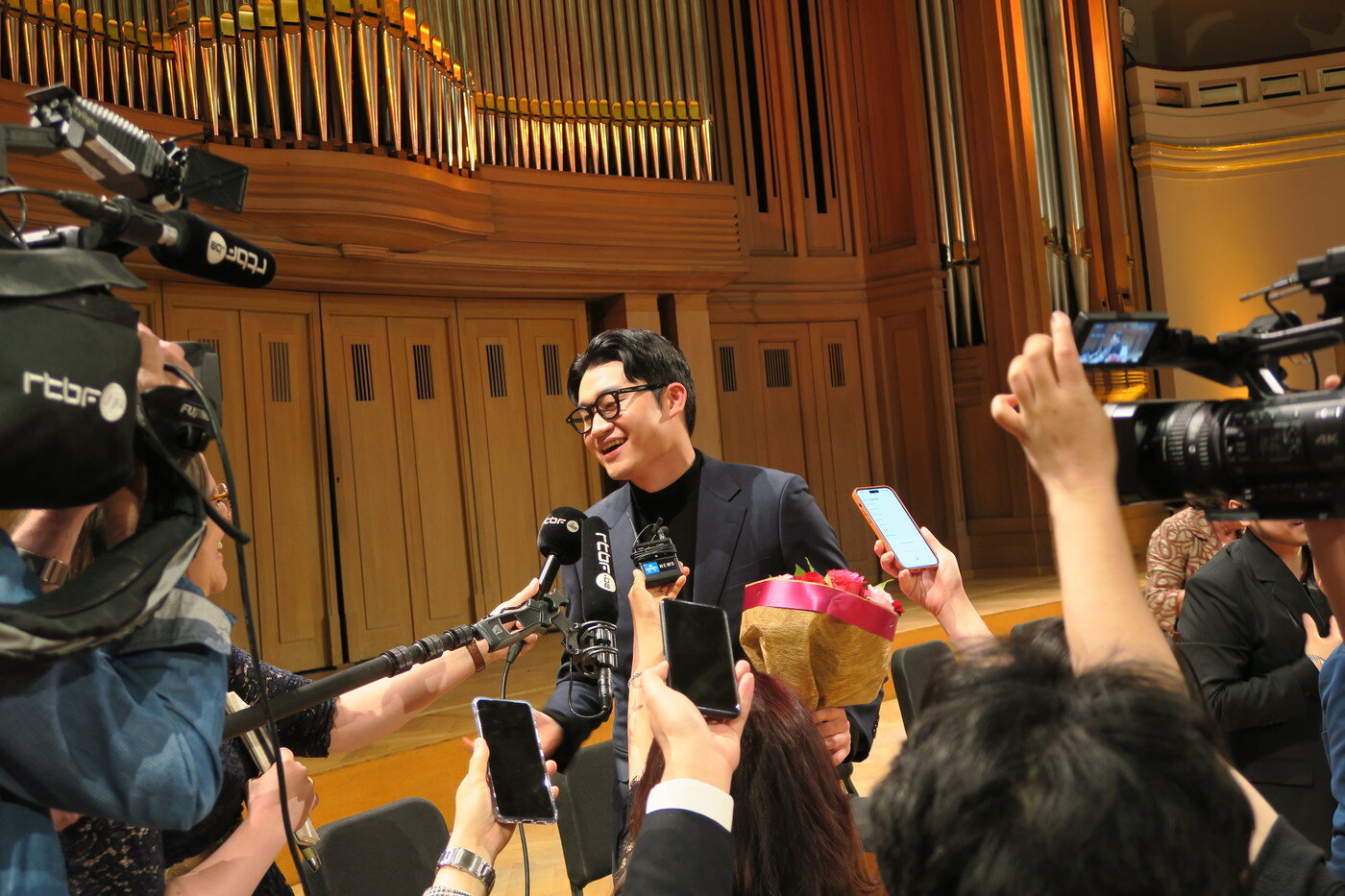 본문 이미지 - 2023 퀸 엘리자베스 콩쿠르에서 우승한 뒤 인터뷰하는 바리톤 김태한. (벨기에유럽연합문화원 제공)  