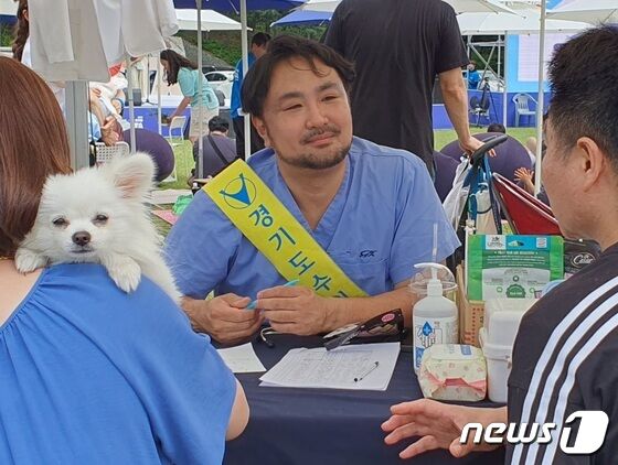 경기도와 경기문화재단은 4일 옛 경기도청 팔달청사에서 '또 하나의 가족, 2023 경기도 펫스타(PETSTA)'를 개최했다. 심용희 수의사가 반려동물 건강상담을 하고 있다. © 뉴스1 최서윤 기자