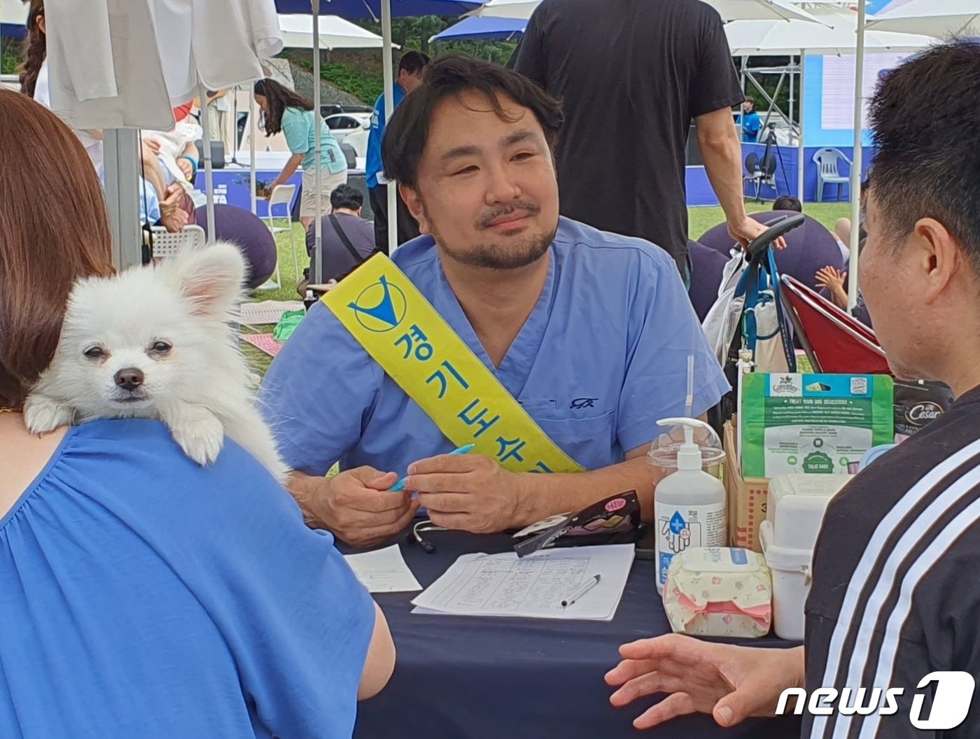 본문 이미지 - 경기도와 경기문화재단은 4일 옛 경기도청 팔달청사에서 &#39;또 하나의 가족, 2023 경기도 펫스타&#40;PETSTA&#41;&#39;를 개최했다. 심용희 수의사가 반려동물 건강상담을 하고 있다. ⓒ 뉴스1 최서윤 기자
