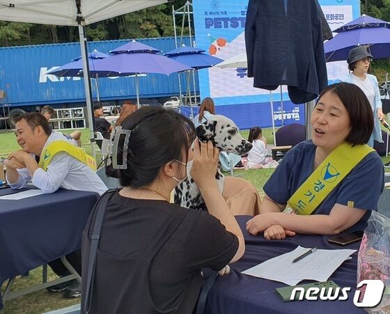 경기도와 경기문화재단은 4일 옛 경기도청 팔달청사에서 '또 하나의 가족, 2023 경기도 펫스타(PETSTA)'를 개최했다. 김방실 수의사가 반려동물 건강상담을 하고 있다. © 뉴스1 최서윤 기자
