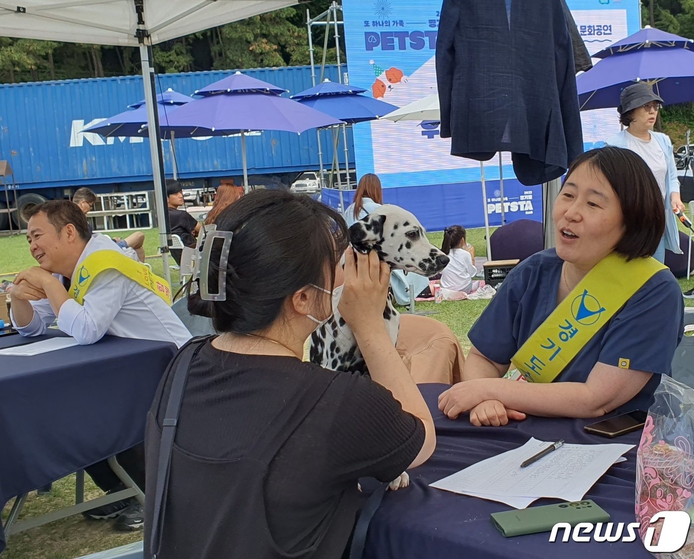 본문 이미지 - 경기도와 경기문화재단은 4일 옛 경기도청 팔달청사에서 &#39;또 하나의 가족, 2023 경기도 펫스타&#40;PETSTA&#41;&#39;를 개최했다. 김방실 수의사가 반려동물 건강상담을 하고 있다. ⓒ 뉴스1 최서윤 기자