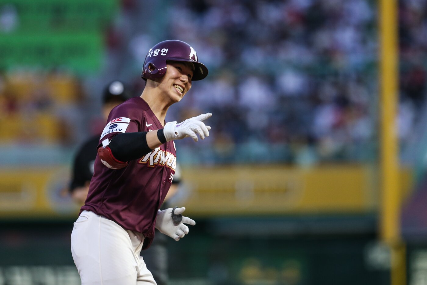 본문 이미지 - 키움 히어로즈 김혜성이 4일 인천 SSG랜더스필드에서 열린 2023 신한은행 SOL KBO리그 SSG 랜더스전에서 8회초 역전 솔로포를 터뜨린 뒤 기뻐하고 있다.(키움 히어로즈 제공)