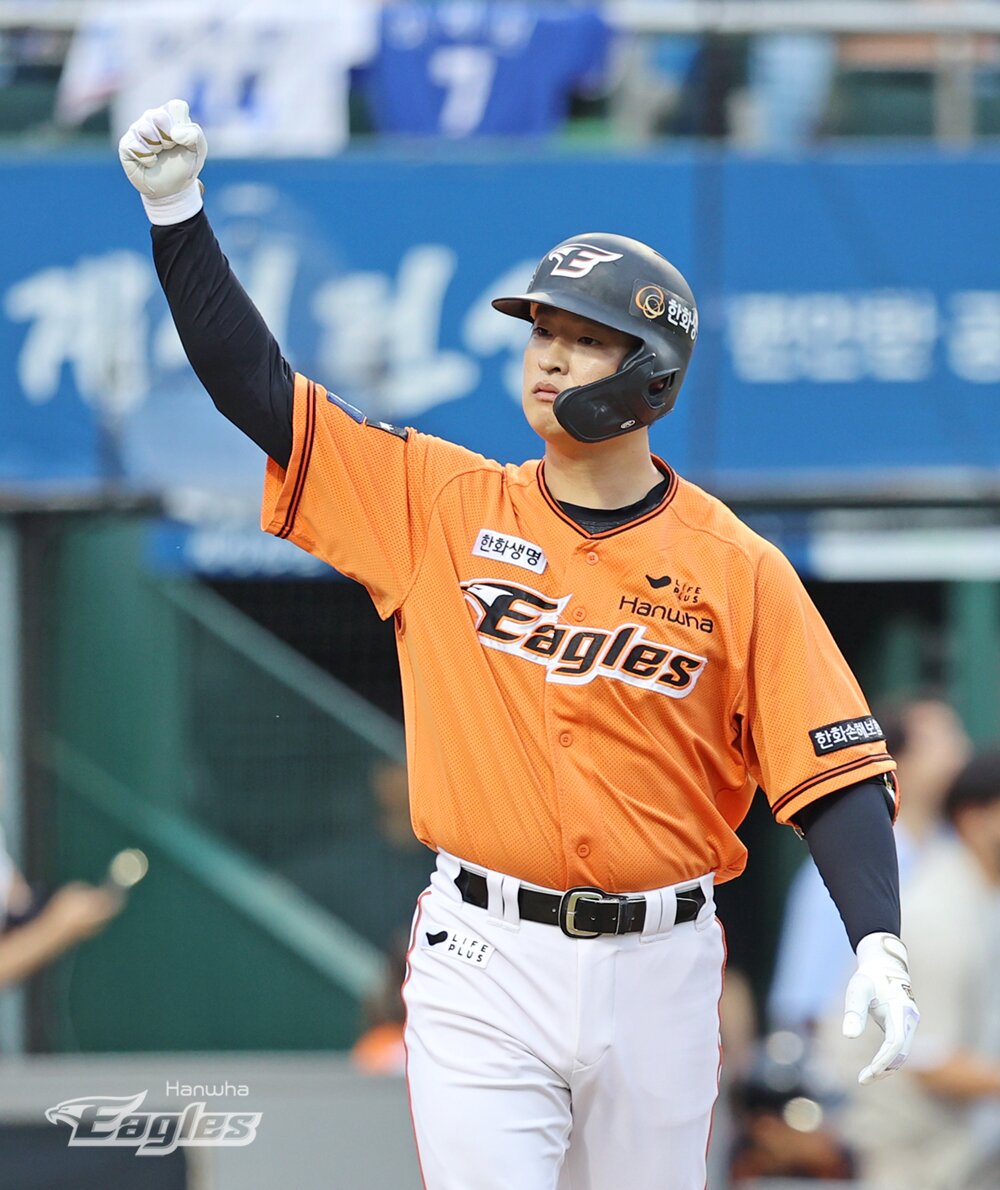 본문 이미지 - 한화 이글스 이진영이 4일 대전 한화생명이글스파크에서 열린 2023 신한은행 SOL KBO리그 삼성 라이온즈전에서 5회말 대타 만루 홈런을 터뜨린 뒤 기뻐하고 있다.(한화 이글스 제공)