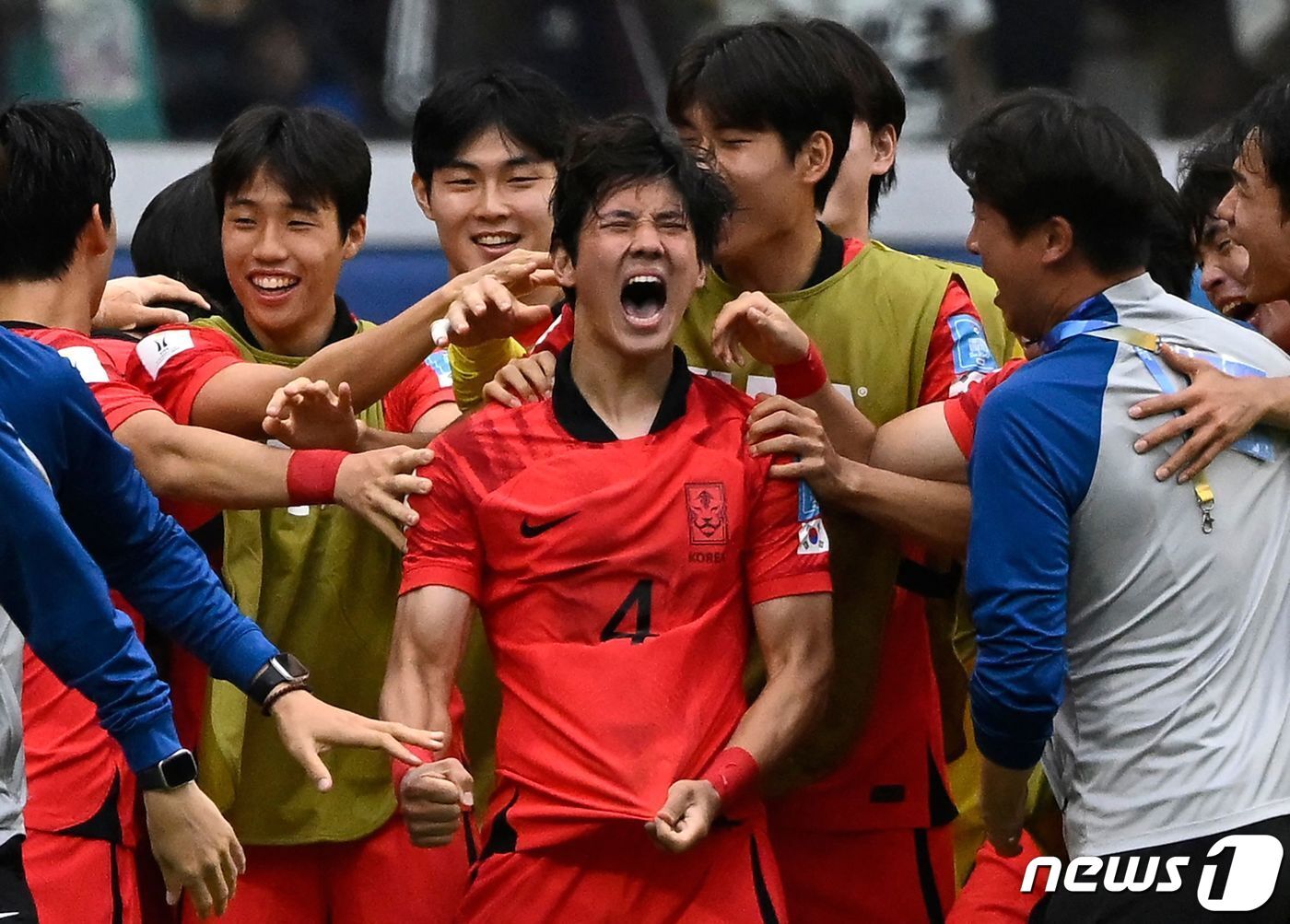 본문 이미지 - 4일(현지시간) 오후 아르헨티나 산티아고 델 에스테로 스타디움에서 열린 2023 국제축구연맹(FIFA) 20세 이하(U-20) 월드컵 8강전 한국과 나이지리아의 경기에서 연장 전반전 첫 번째 골을 넣은 최석현과 선수들이 기뻐하고 있다. 2023.6.5 ⓒ AFP=뉴스1