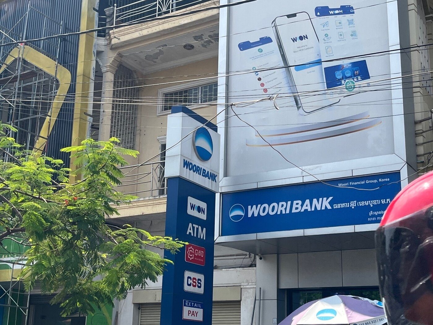 본문 이미지 - 프놈펨 공항에서 시내로 들어가는 길에 캄보디아우리은행을 광고하는 간판이 보이고 있다./뉴스1 ⓒ News1 신병남 기자