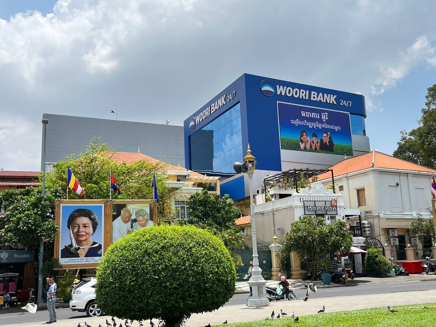 본문 이미지 - 프놈펜 강변공원 광장에서 바라본 캄보디아우리은행 리버사이드 지점. /뉴스1 ⓒ News1 신병남 기자