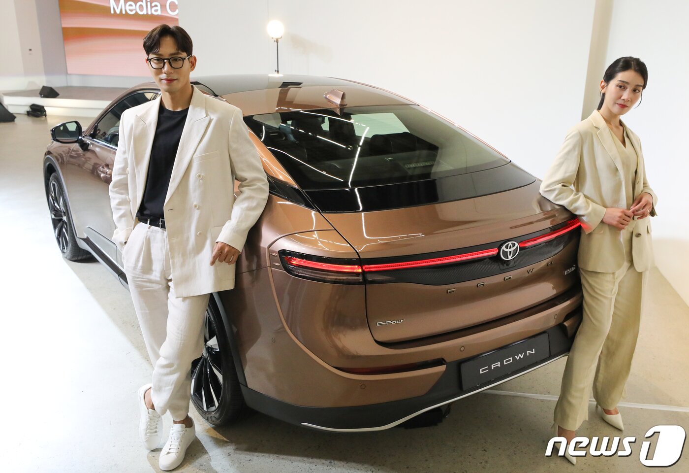 본문 이미지 - 5일 서울옥션 강남센터에서 도요타 코리아 모델들이 플래그십 모델인 ‘크라운 2.4리터 듀얼 부스트 하이브리드 모델’을 소개하고 있다. 2023.6.5/뉴스1 ⓒ News1 허경 기자