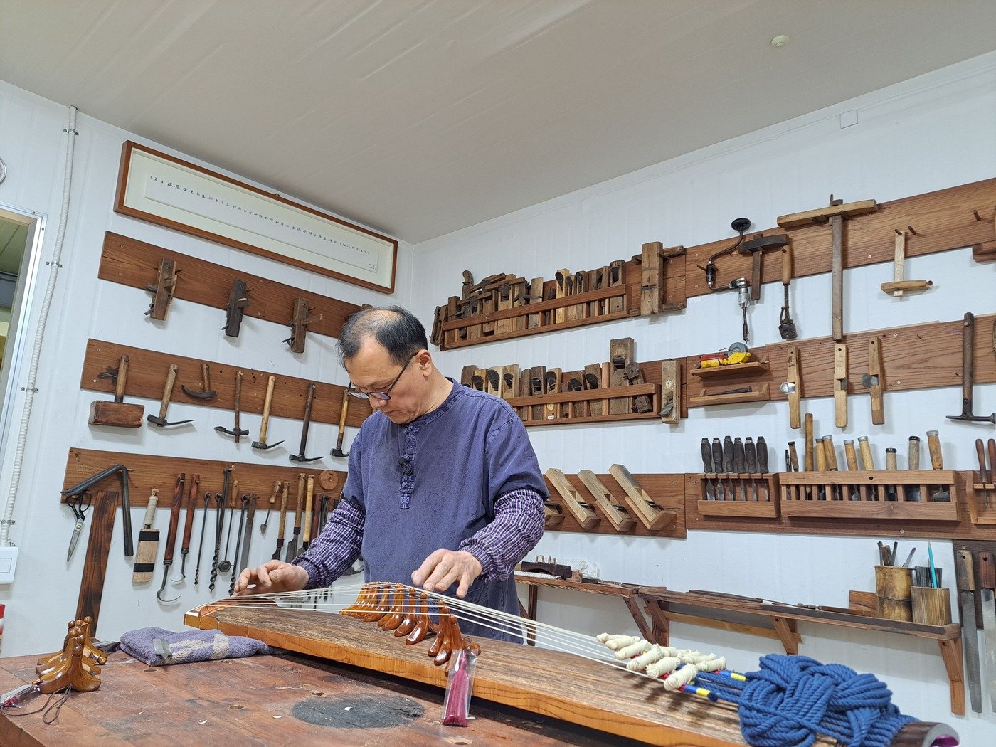 본문 이미지 - 국가무형문화재 악기장 현악기 제작 보유자로 인정 예고된 조순석씨. (문화재청 제공)  