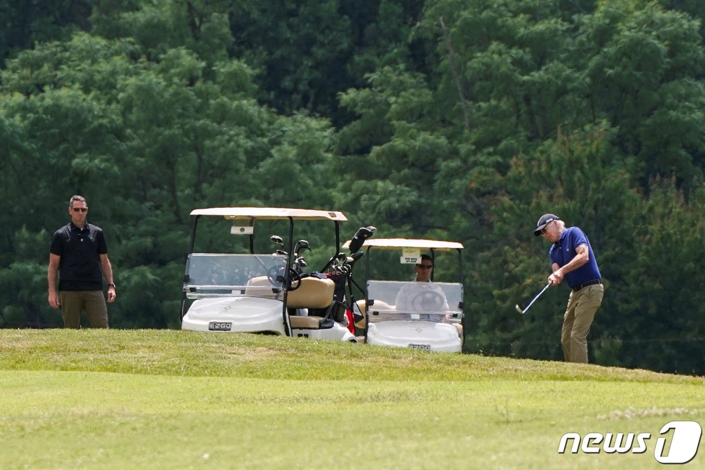 본문 이미지 - 조 바이든 미국 대통령이 지난해 6월 4일(현지시간) 워싱턴 인근 앤드루스 합동 기지에 있는 골프장서 골프를 치고 있다. 2023.6 5 ⓒ 로이터=뉴스1 ⓒ News1 우동명 기자