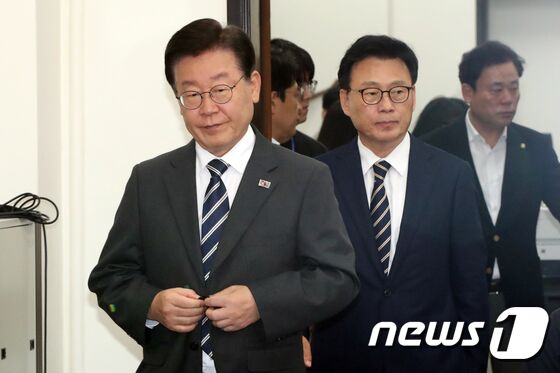 이재명 더불어민주당 대표와 박광온 원내대표가 5일 오전 서울 여의도 국회에서 열린 최고위원회의에 참석하고 있다. 2023.6.5/뉴스1 © News1 황기선 기자