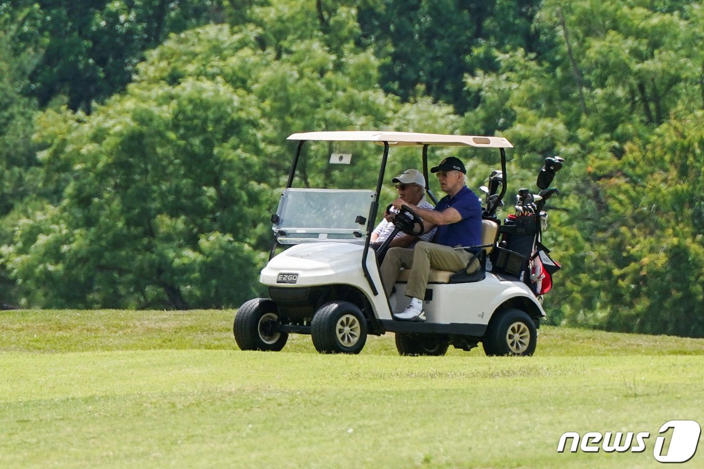 본문 이미지 - 조 바이든 미국 대통령이 지난해 6월 4일(현지시간) 워싱턴 인근 앤드루스 합동 기지에 있는 골프장서 카트를 운전하고 있다. 2023.6 5 ⓒ 로이터=뉴스1 ⓒ News1 우동명 기자
