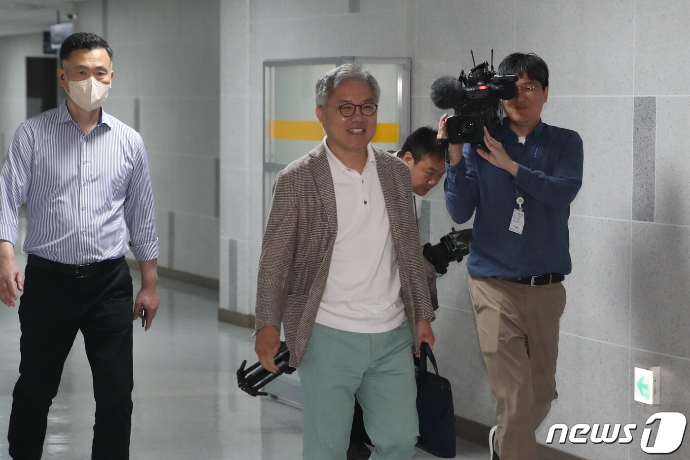 본문 이미지 - 최강욱 더불어민주당 의원이 5일 서울 여의도 국회 의원회관 사무실로 들어가고 있다. 이날 서울경찰청 반부패·공공범죄수사대는 '한동훈 법무부 장관 개인정보 유출' 의혹과 관련해 최강욱 더불어민주당 의원에 대한 압수수색 영장을 집행 했다. 2023.6.5/뉴스1 ⓒ News1 임세영 기자