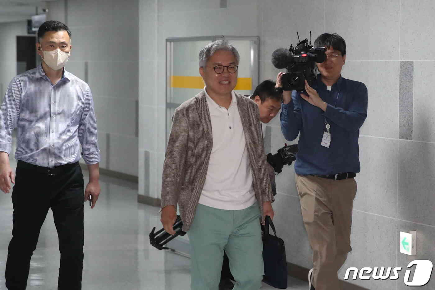 최강욱 더불어민주당 의원이 5일 서울 여의도 국회 의원회관 사무실로 들어가고 있다. 이날 서울경찰청 반부패·공공범죄수사대는 '한동훈 법무부 장관 개인정보 유출' 의혹과 관련해 최강욱 더불어민주당 의원에 대한 압수수색 영장을 집행 했다. 2023.6.5/뉴스1 © News1 임세영 기자