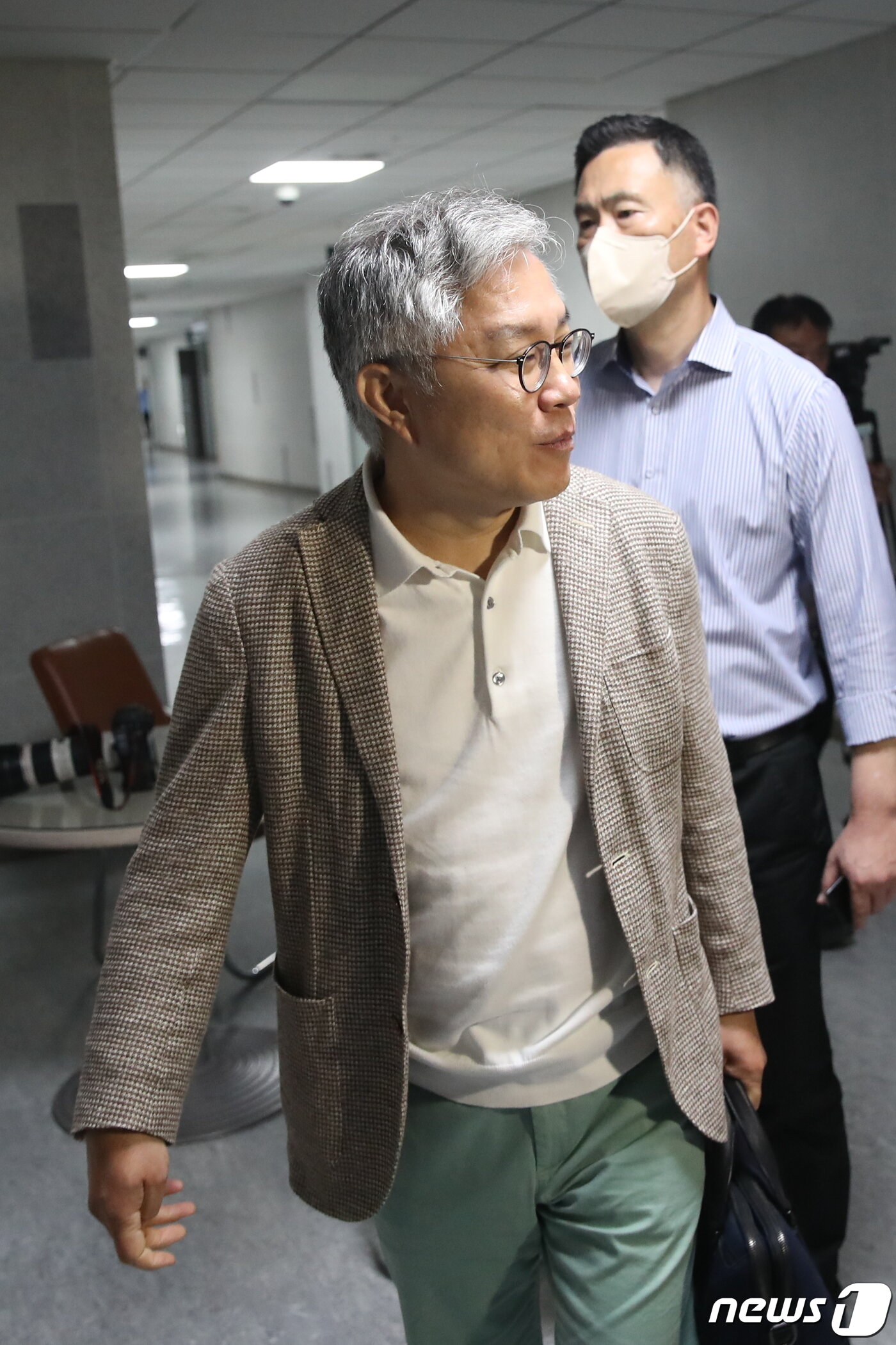 본문 이미지 - 최강욱 더불어민주당 의원이 5일 서울 여의도 국회 의원회관 사무실로 들어가고 있다. 이날 서울경찰청 반부패·공공범죄수사대는 '한동훈 법무부 장관 개인정보 유출' 의혹과 관련해 최강욱 더불어민주당 의원에 대한 압수수색 영장을 집행 했다. 2023.6.5/뉴스1 ⓒ News1 임세영 기자