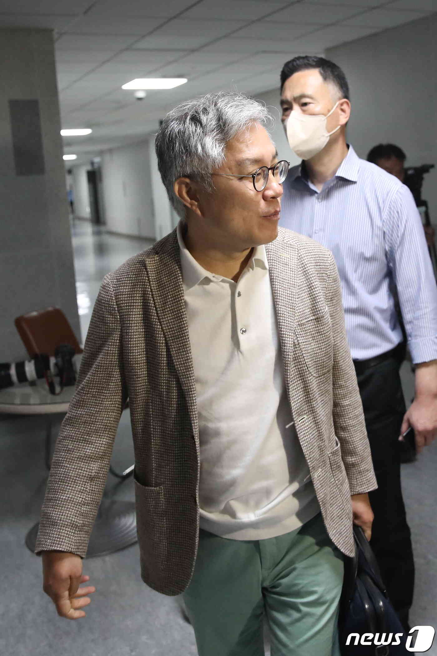 최강욱 더불어민주당 의원이 5일 서울 여의도 국회 의원회관 사무실로 들어가고 있다. 이날 서울경찰청 반부패·공공범죄수사대는 '한동훈 법무부 장관 개인정보 유출' 의혹과 관련해 최강욱 더불어민주당 의원에 대한 압수수색 영장을 집행 했다. 2023.6.5/뉴스1 © News1 임세영 기자