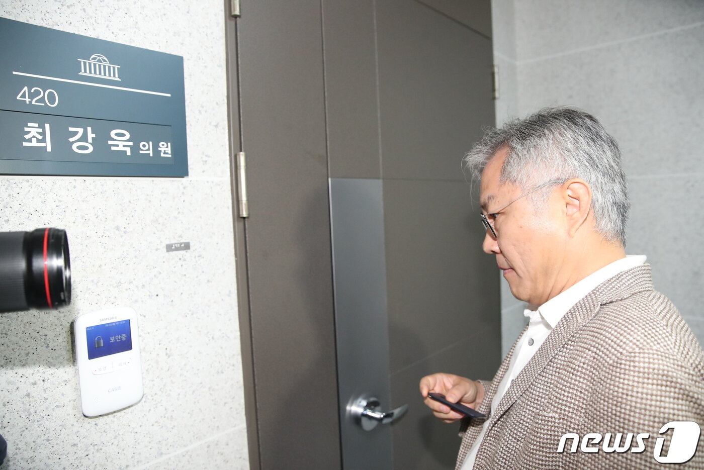 본문 이미지 - 최강욱 더불어민주당 의원이 5일 서울 여의도 국회 의원회관 사무실로 들어가고 있다. 이날 서울경찰청 반부패·공공범죄수사대는 '한동훈 법무부 장관 개인정보 유출' 의혹과 관련해 최강욱 더불어민주당 의원에 대한 압수수색 영장을 집행 했다. 2023.6.5/뉴스1 ⓒ News1 임세영 기자