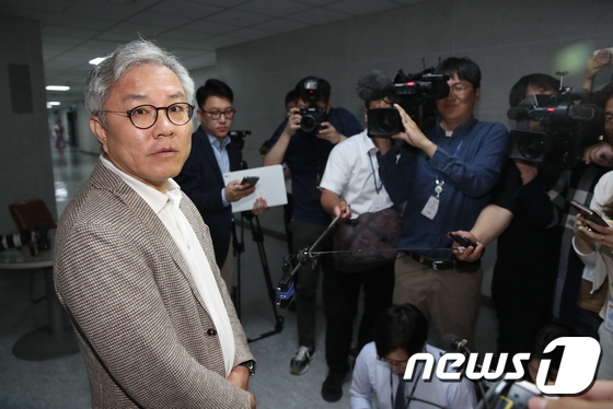 경찰, 최강욱 압수수색…한동훈 개인정보 유출 의혹