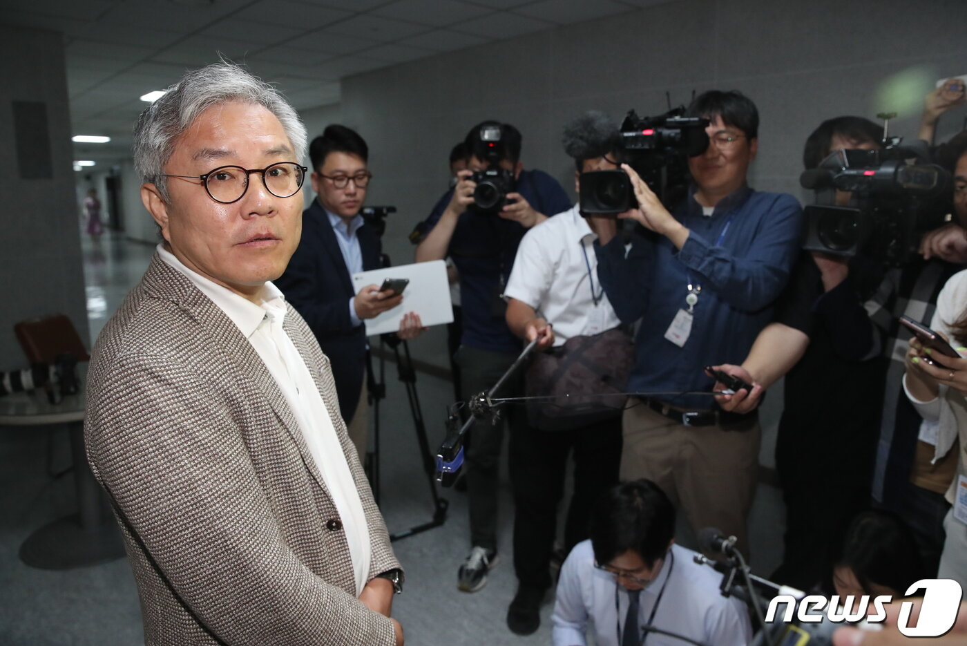 본문 이미지 - 최강욱 더불어민주당 의원이 5일 서울 여의도 국회 의원회관 사무실에 들어가고 있다. 이날 서울경찰청 반부패·공공범죄수사대는 '한동훈 법무부 장관 개인정보 유출' 의혹과 관련해 최강욱 더불어민주당 의원에 대한 압수수색 영장을 집행할 예정이다. 2023.6.5/뉴스1 ⓒ News1 임세영 기자