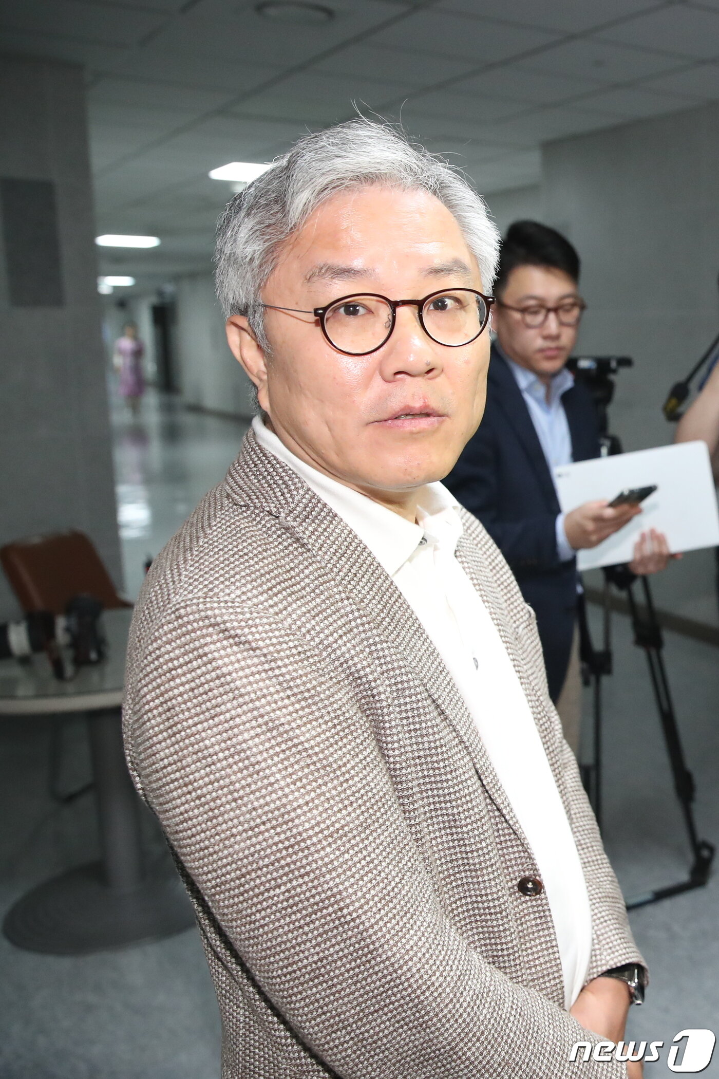 본문 이미지 - 최강욱 더불어민주당 의원이 5일 서울 여의도 국회 의원회관 사무실로 들어가고 있다. 이날 서울경찰청 반부패·공공범죄수사대는 '한동훈 법무부 장관 개인정보 유출' 의혹과 관련해 최강욱 더불어민주당 의원에 대한 압수수색 영장을 집행 했다. 2023.6.5/뉴스1 ⓒ News1 임세영 기자