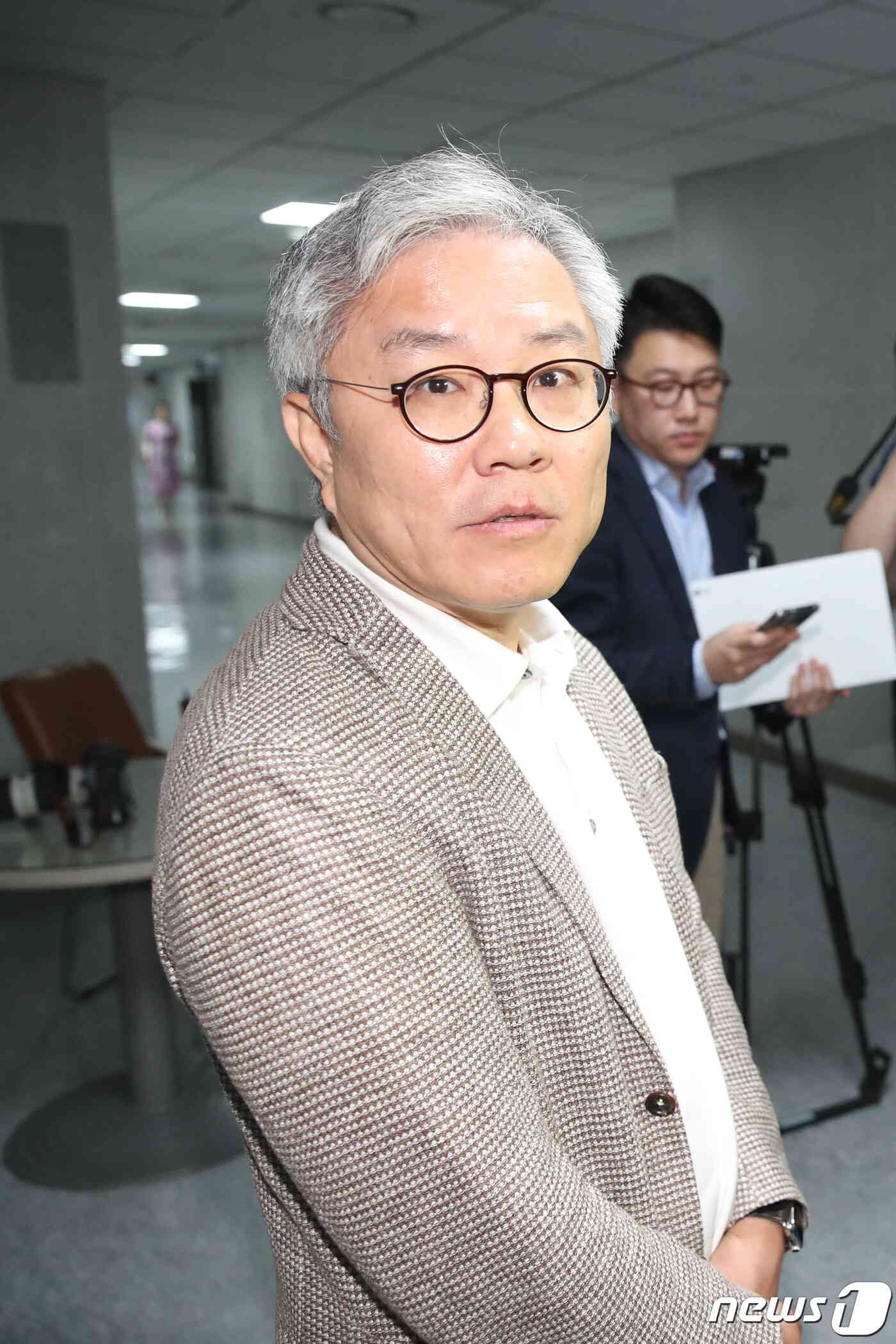 최강욱 더불어민주당 의원이 5일 서울 여의도 국회 의원회관 사무실로 들어가고 있다. 이날 서울경찰청 반부패·공공범죄수사대는 '한동훈 법무부 장관 개인정보 유출' 의혹과 관련해 최강욱 더불어민주당 의원에 대한 압수수색 영장을 집행 했다. 2023.6.5/뉴스1 © News1 임세영 기자