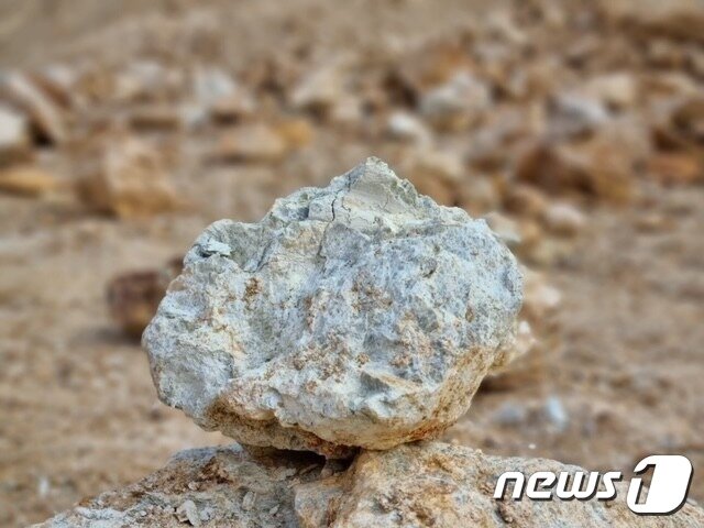 본문 이미지 - 충북 영동군 일라이트 원석 / 뉴스1 ⓒ News1