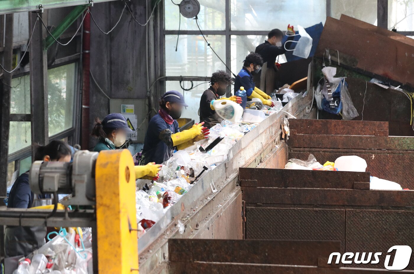 본문 이미지 - 세계 환경의 날인 5일 경기 용인시 처인구 용인시재활용센터에서 관계자들이 재활용 쓰레기 분류 작업을 하고 있다. 2023.6.5/뉴스1 ⓒ News1 김영운 기자