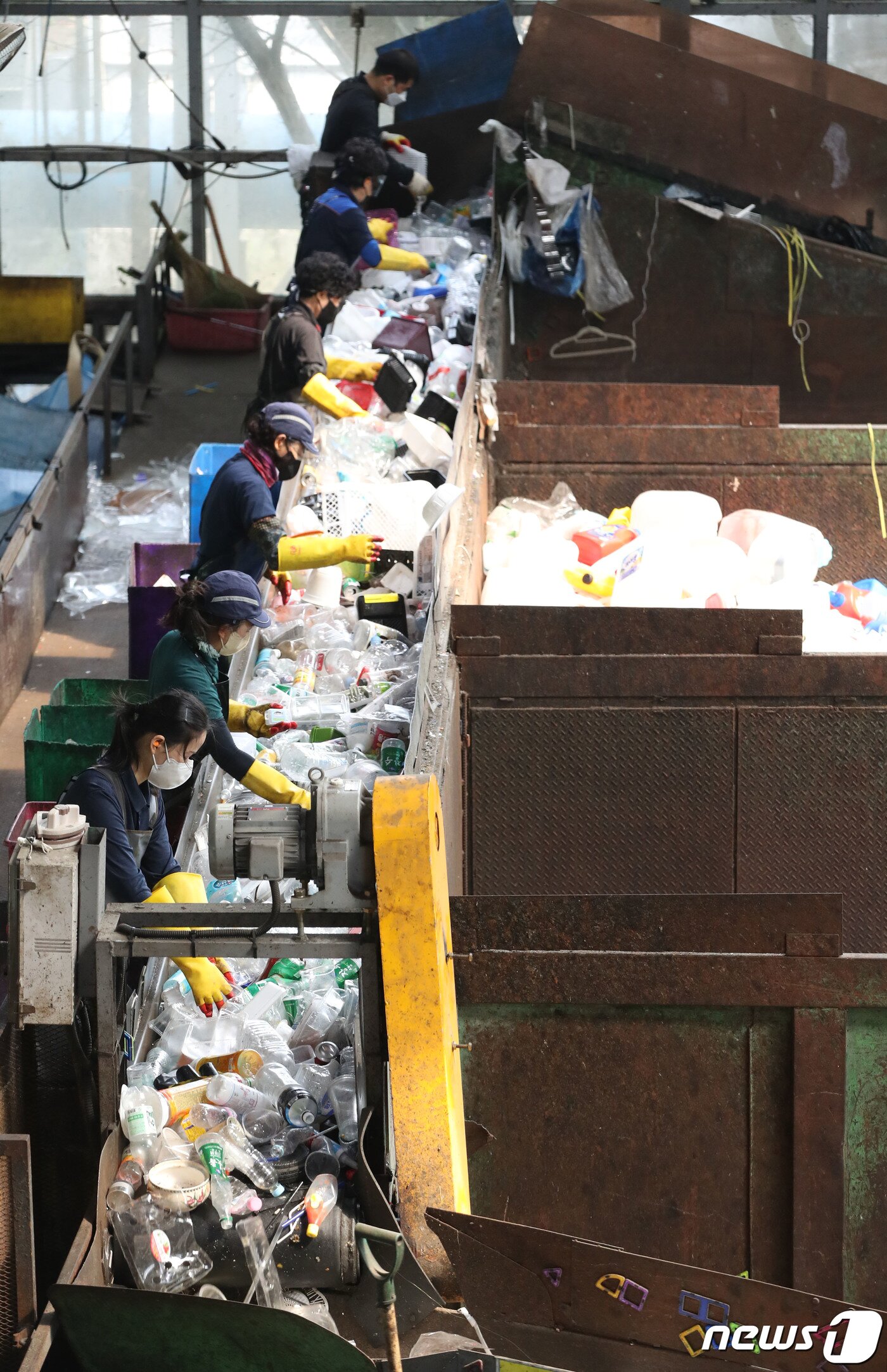 본문 이미지 - 세계 환경의 날인 5일 경기 용인시 처인구 용인시재활용센터에서 관계자들이 재활용 쓰레기 분류 작업을 하고 있다. 2023.6.5/뉴스1 ⓒ News1 김영운 기자