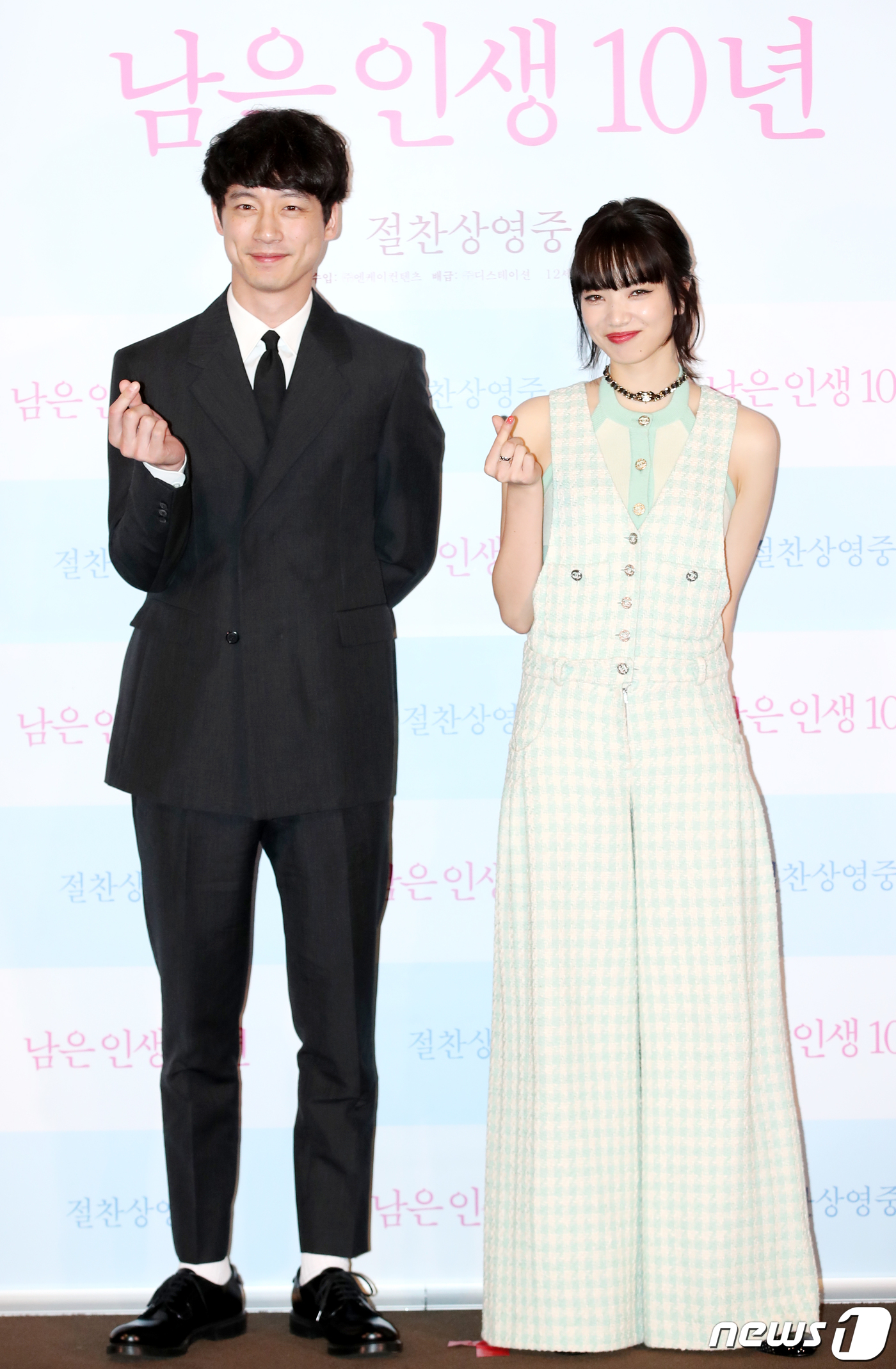 (서울=뉴스1) 권현진 기자 = 배우 사카구치 켄타로와 고마츠 나나(오른쪽)가 5일 서울 용산구 CGV 용산아이파크몰에서 열린 영화 '남은 인생 10년' 내한 기자간담회에서 포즈를 …