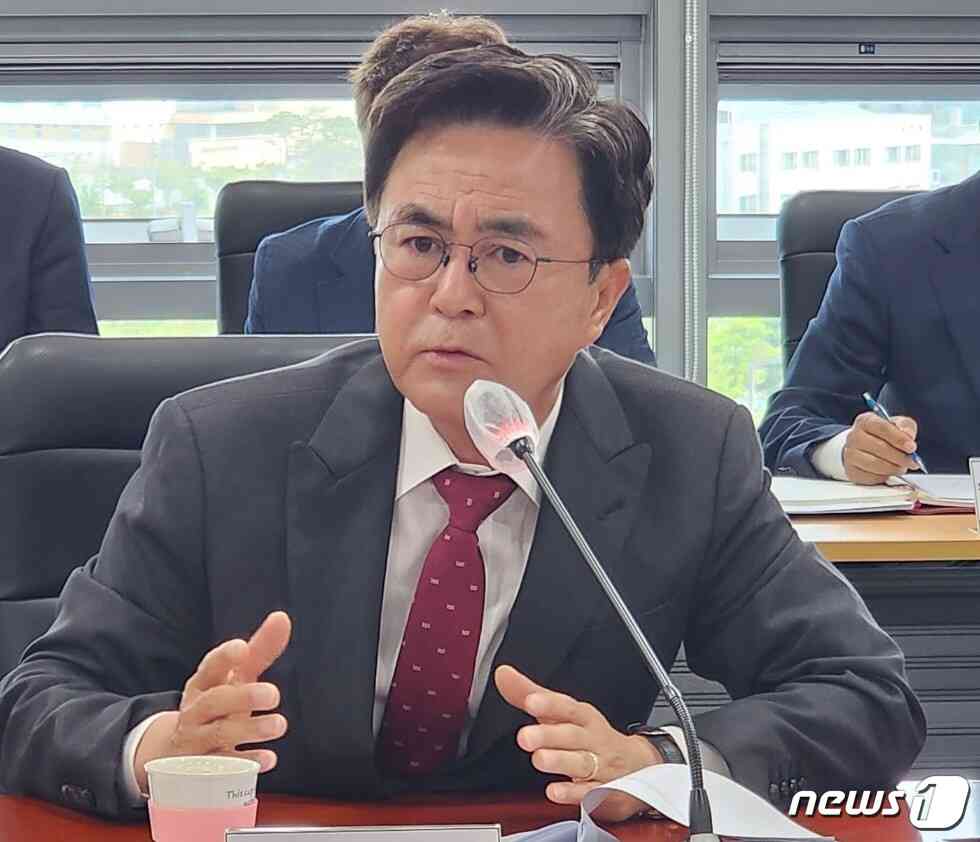 김태흠지사가 5일 열린 실국원장회의에서 내포신도시 홍예공원를 명품공원으로 만드는 ‘도민 숲 헌수’에 적극 나설 것을 밝히고 있다.2023.05.05./뉴스1© 뉴스1 이찬선 기자
