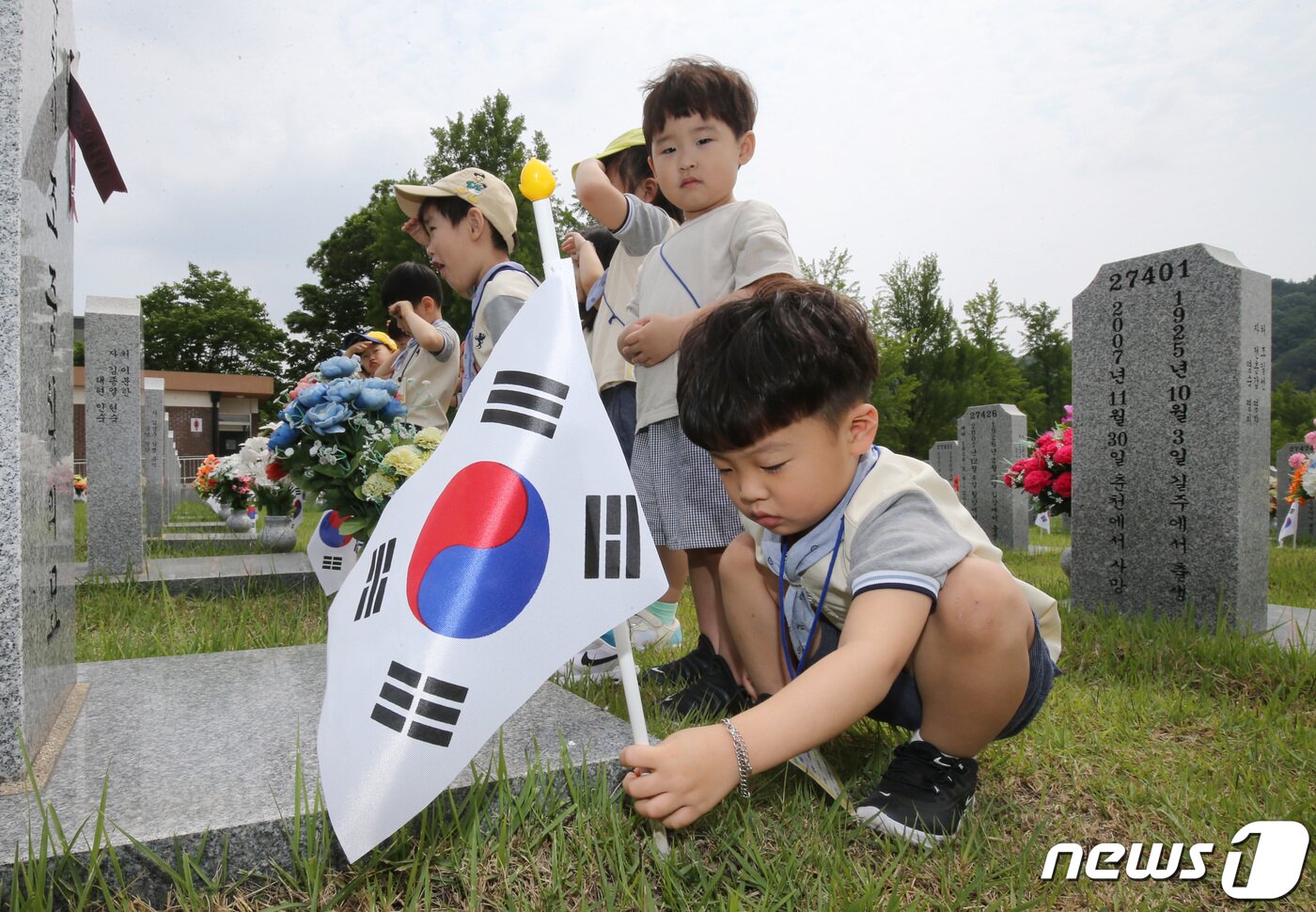 본문 이미지 - 현충일을 하루 앞둔 5일 국립대전현충원 1묘역에서 어린이집 원생들이 태극기를 꽂고 있다. 2023.6.5/뉴스1 ⓒ News1 김기태 기자