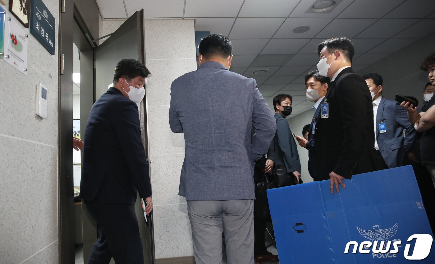 본문 이미지 - 서울경찰청 반부패·공공범죄수사대가 5일 오전 서울 여의도 국회 의원회관에서 한동훈 법무부 장관 개인정보 유출' 의혹과 관련해 최강욱 더불어민주당 의원실을 압수수색에 나서고 있다. 2023.6.5/뉴스1 ⓒ News1 임세영 기자
