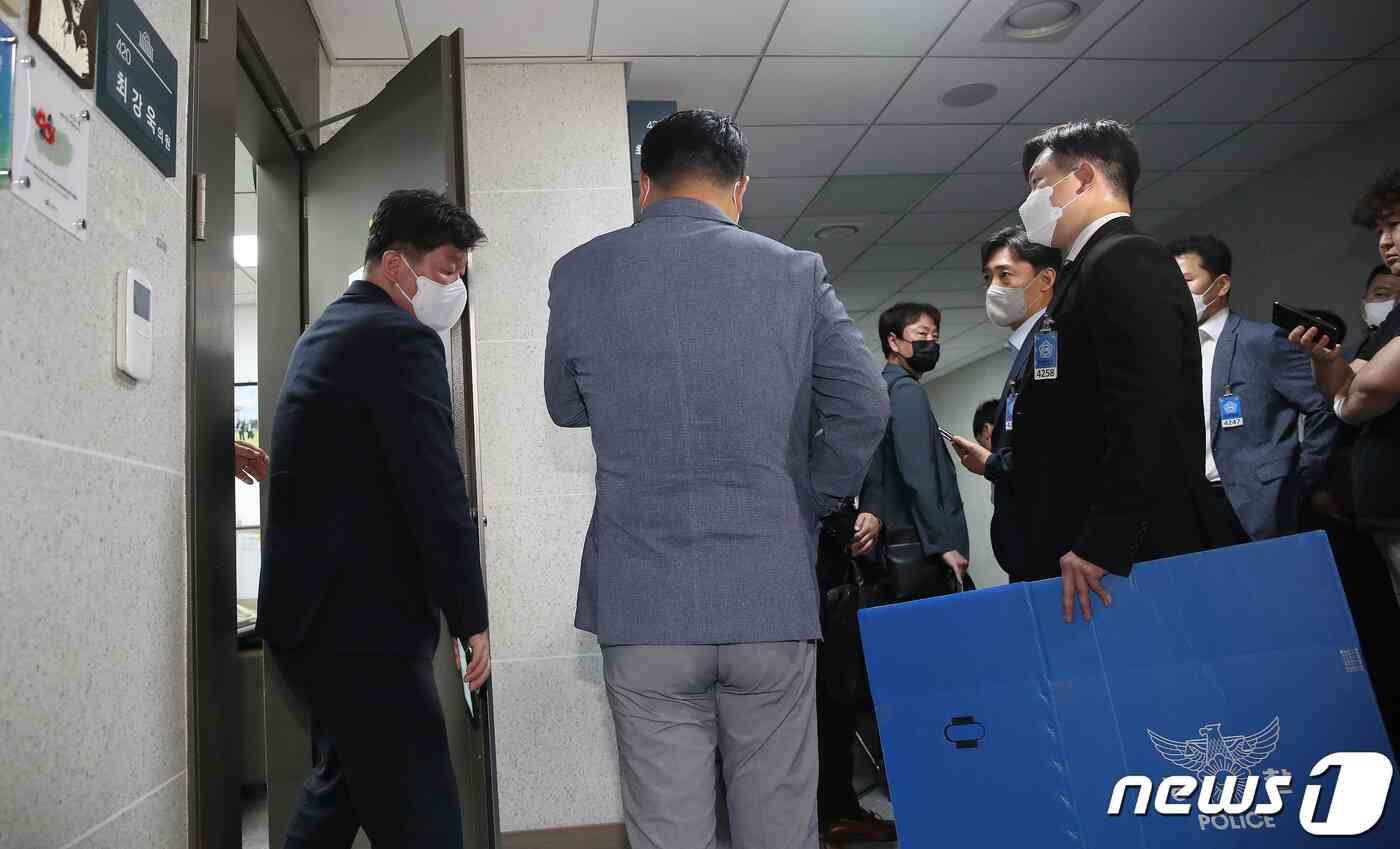 서울경찰청 반부패·공공범죄수사대가 5일 오전 서울 여의도 국회 의원회관에서 한동훈 법무부 장관 개인정보 유출' 의혹과 관련해 최강욱 더불어민주당 의원실을 압수수색에 나서고 있다. 2023.6.5/뉴스1 © News1 임세영 기자