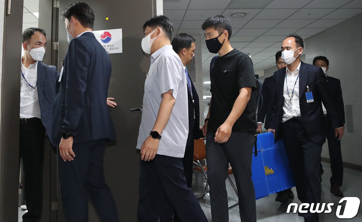 본문 이미지 - 서울경찰청 반부패·공공범죄수사대가 5일 오전 서울 여의도 국회 의원회관에서 한동훈 법무부 장관 개인정보 유출' 의혹과 관련해 최강욱 더불어민주당 의원실을 압수수색에 나서고 있다. 2023.6.5/뉴스1 ⓒ News1 임세영 기자