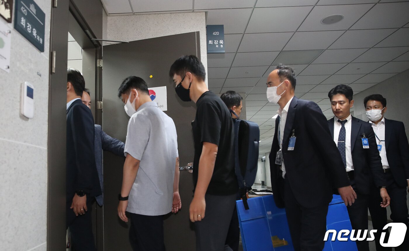 본문 이미지 - 서울경찰청 반부패·공공범죄수사대가 5일 오전 서울 여의도 국회 의원회관에서 한동훈 법무부 장관 개인정보 유출' 의혹과 관련해 최강욱 더불어민주당 의원실을 압수수색에 나서고 있다. 2023.6.5/뉴스1 ⓒ News1 임세영 기자